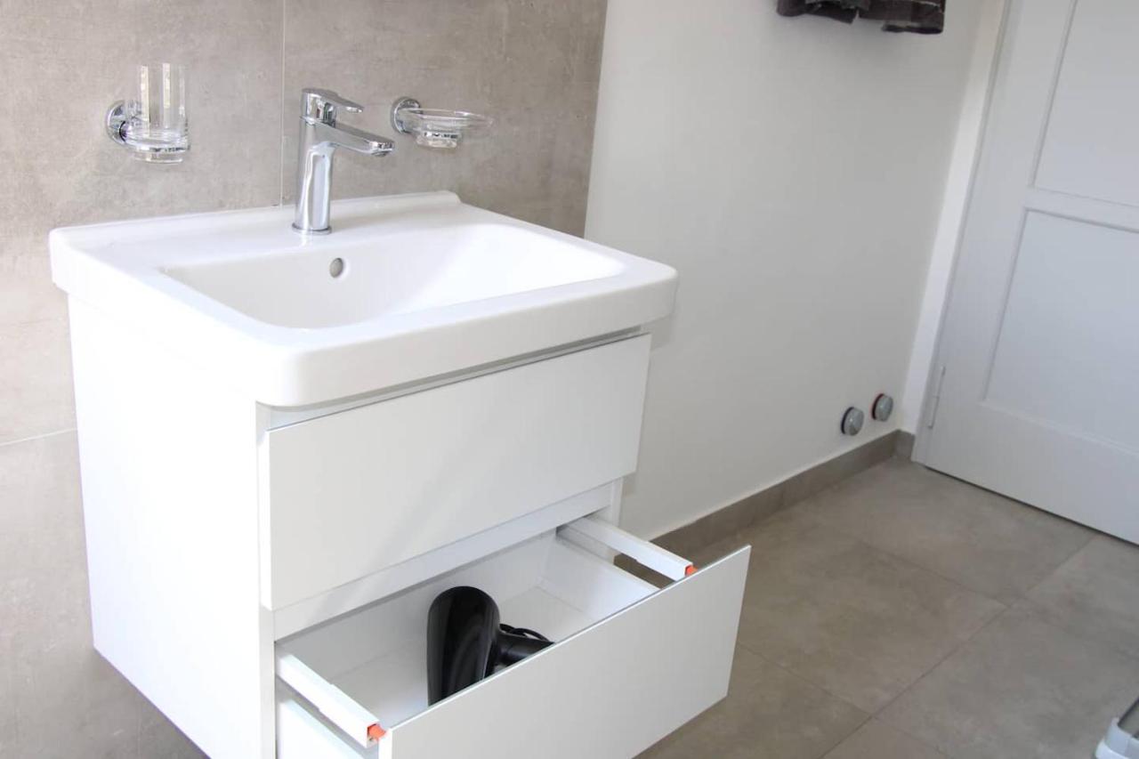 New & Modern Apartment With Beautiful Lake View! Lugano Eksteriør billede